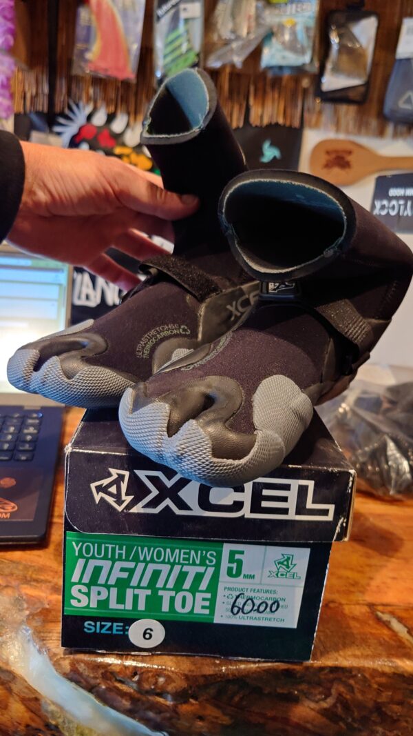 Xcel 5mm infinity split toe woman/youth size 6